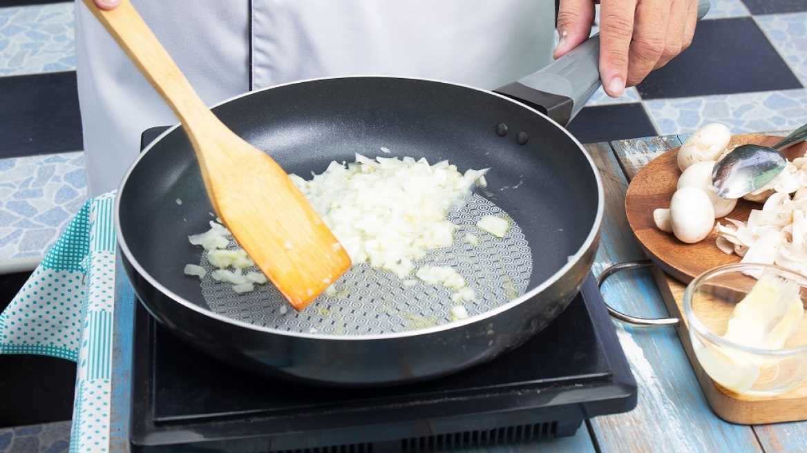 Τηγάνισμα, τσιγάρισμα, σοτάρισμα, ποσάρισμα, ψήσιμο στο τηγάνι. Ποιες είναι οι διαφορές;