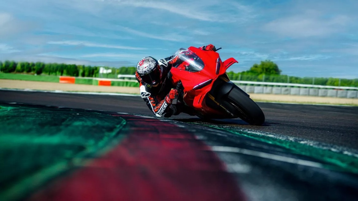 Σέξι και εκρηκτική η νέα Ducati Panigale V4