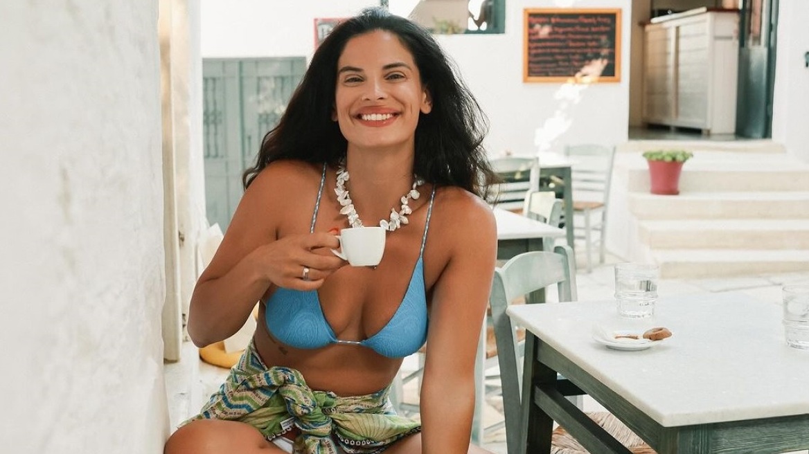 H Χριστίνα Μπόμπα απόλαυσε τον καφέ της στη Νάξο με γαλάζιο μπικίνι
