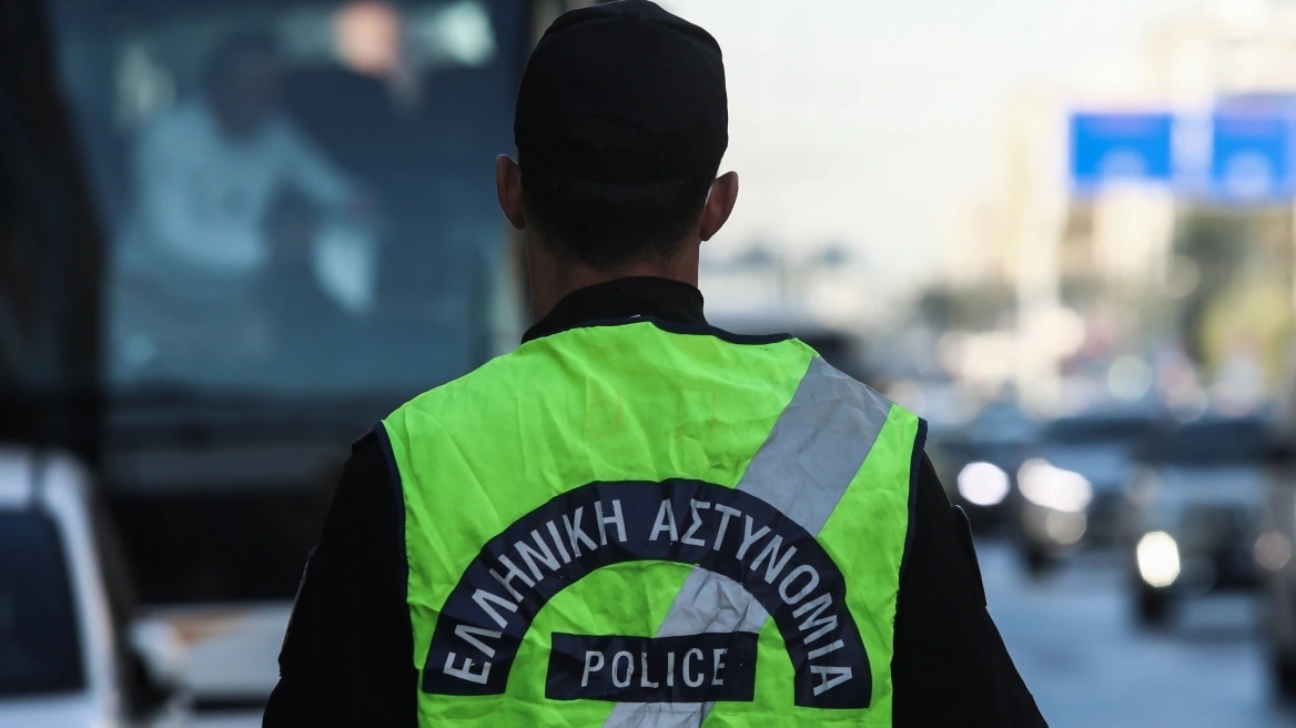 Πειραιάς: Διακόπηκε η κυκλοφορία στην οδό Τσαμαδού, λόγω θραύσης αγωγού