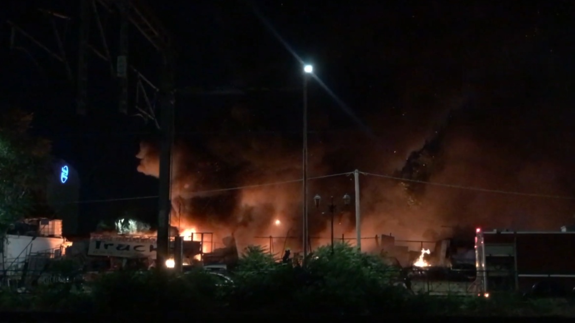 Κατασβέστηκε η φωτιά σε μάντρα αυτοκινήτων στους Αγίους Αναργύρους - Κάηκαν τουλάχιστον 10 οχήματα (βίντεο)