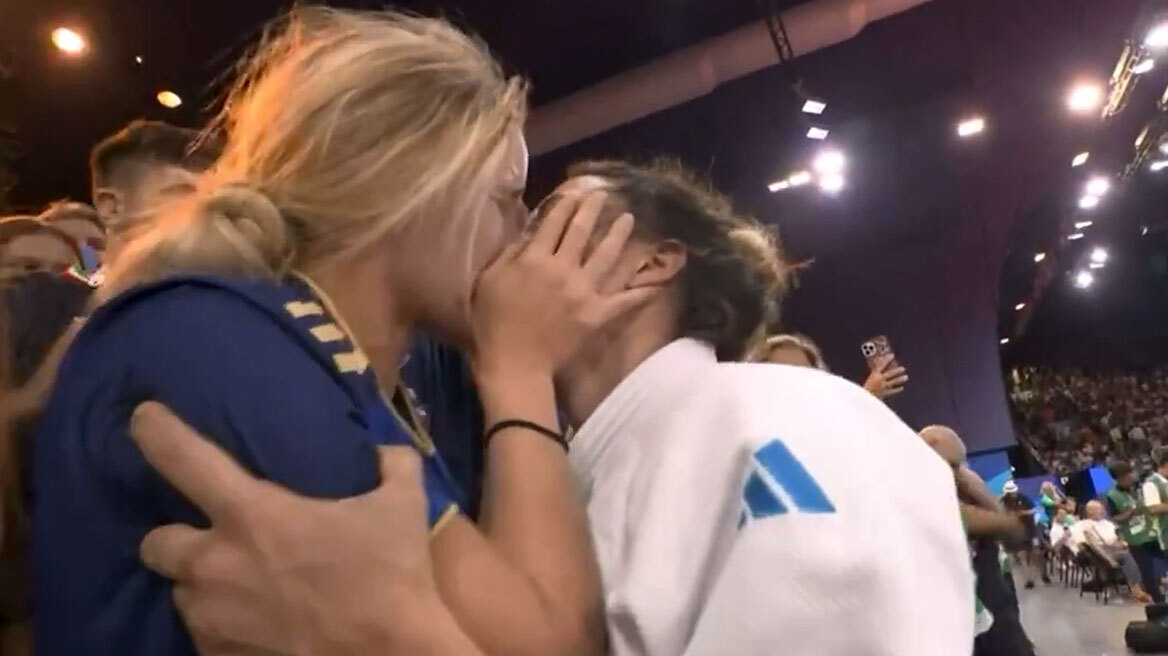 Ολυμπιακοί Αγώνες: Ιταλίδα τζουντόκα πανηγύρισε το χρυσό με ένα φιλί στη σύντροφό της μπροστά στη Μελόνι