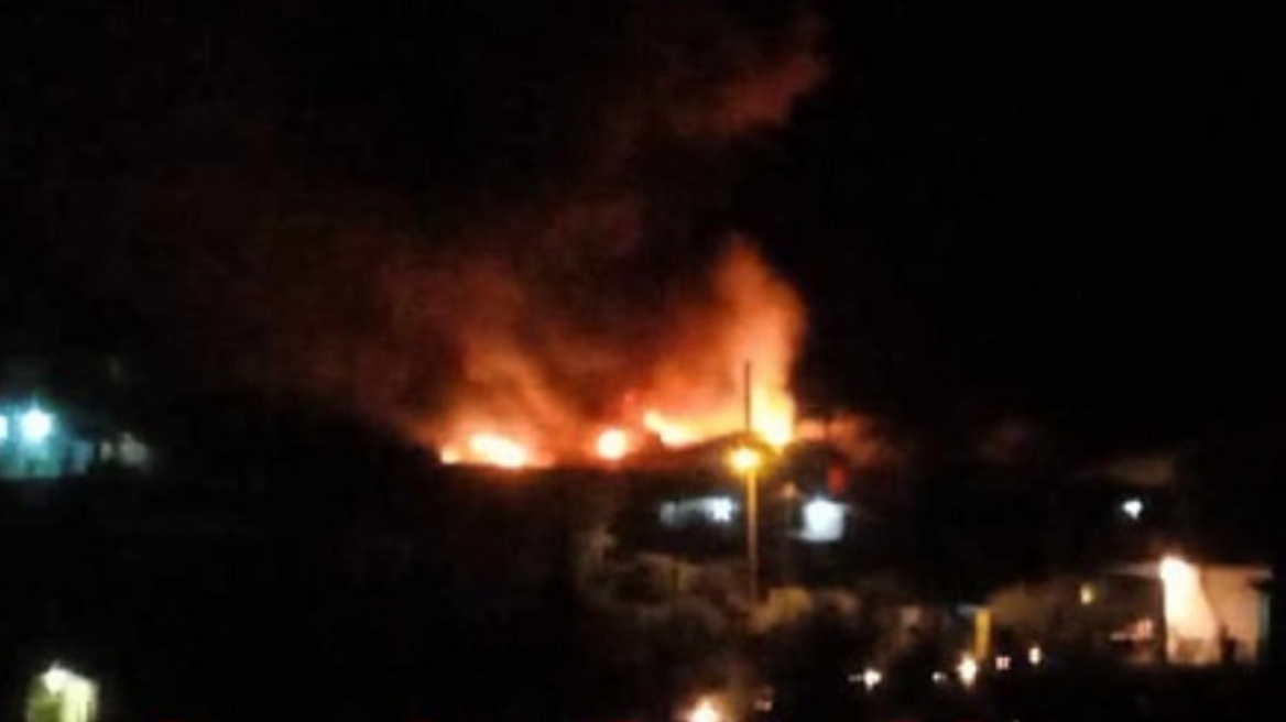 Πυρκαγιά σε συσκευαστήριο φρούτων στο Βασιλικό Κορινθίας - Δείτε βίντεο 