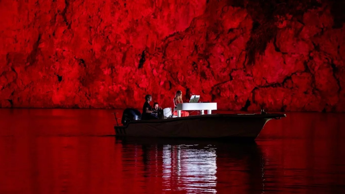 Έλενα Ξυδιά: Η υπέροχη συναυλία της «ιπτάμενης πιανίστριας» μέσα στη λίμνη του Αγίου Νικολάου - Δείτε βίντεο