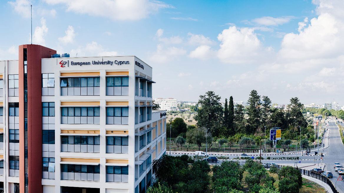 Σπούδασε στη Εξ Αποστάσεως στη Νομική Σχολή του Ευρωπαϊκού Πανεπιστημίου Κύπρου