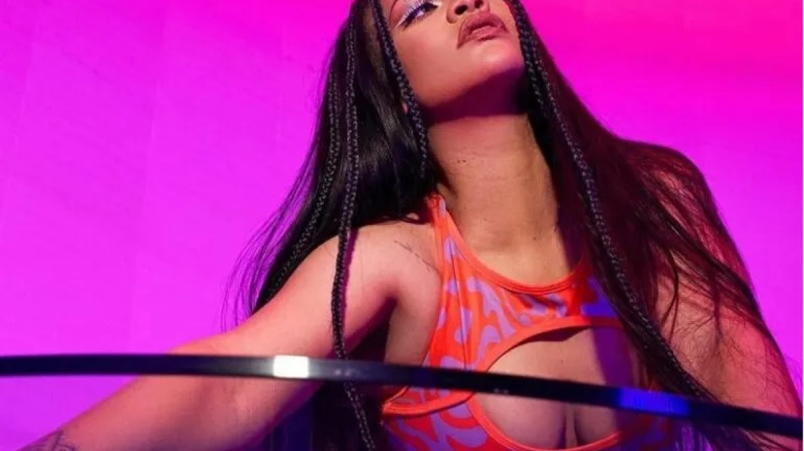 Ριάνα: H σέξι στολή με τα φτερά και τις λάμψεις που έβαλε στο καρναβάλι της χώρας της (εικόνες)