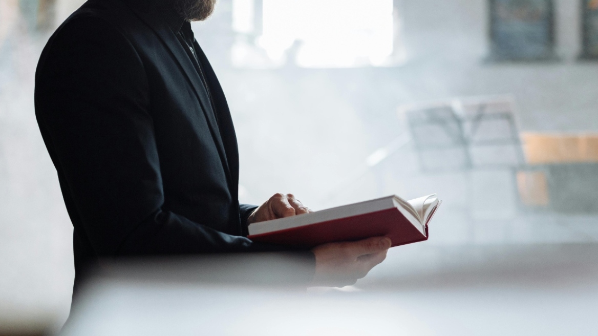 Ξέπλυμα μαύρου χρήματος: Εκτός Ελλάδας ένας από τους καθολικούς ιερείς της υπόθεσης - «Είμαι σε σοκ» δηλώνει