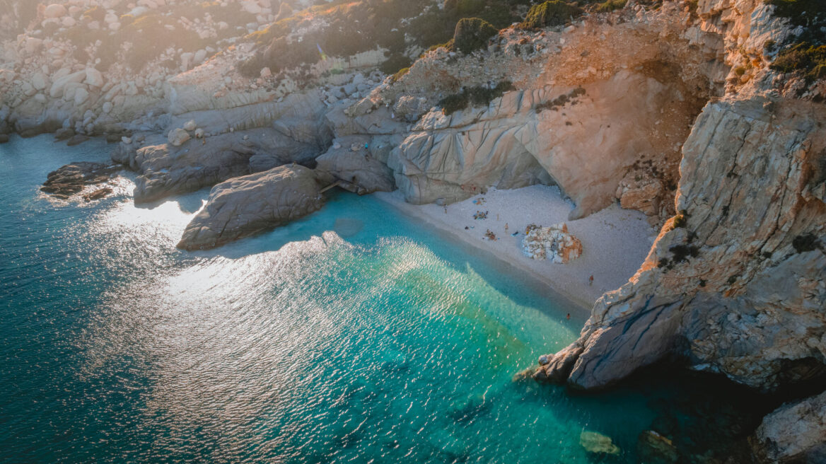 12 αναζωογονητικές βουτιές στην Ικαρία