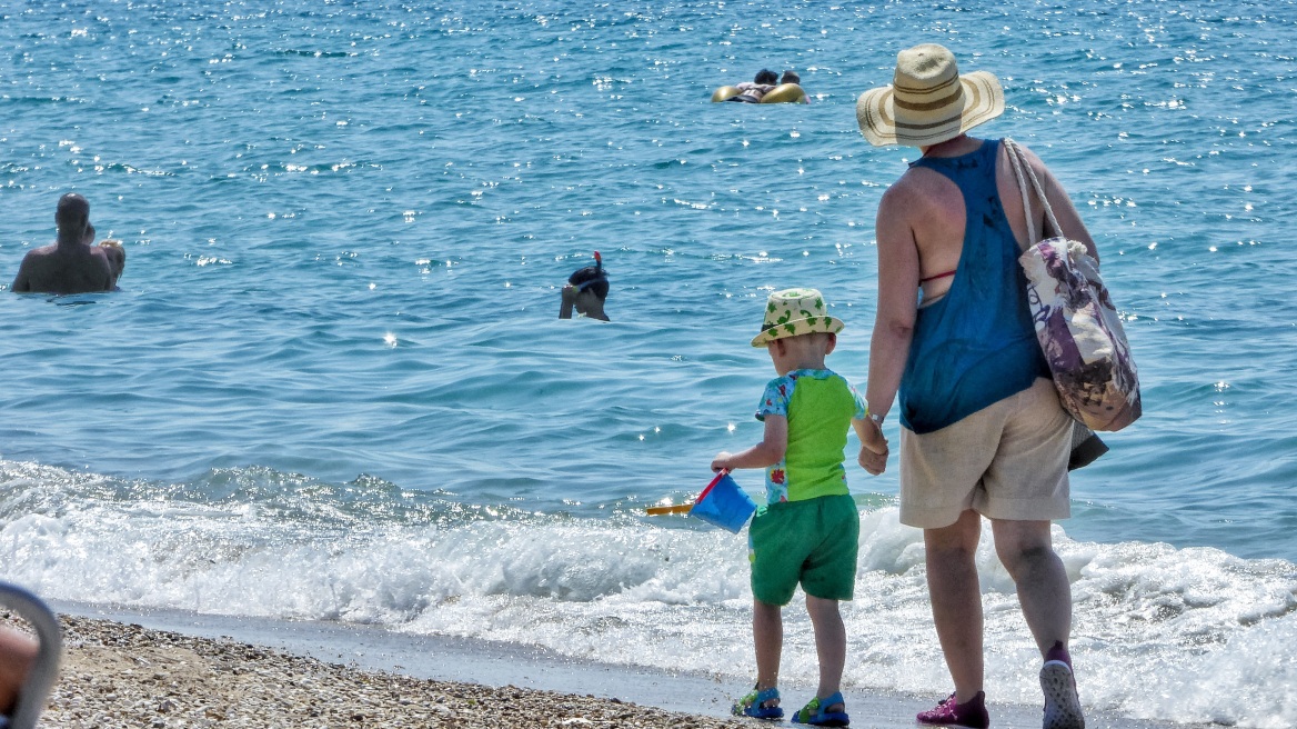Καιρός: Αφόρητη ζέστη με 39άρια και κίνδυνος πυρκαγιάς σε 4 περιοχές της χώρας