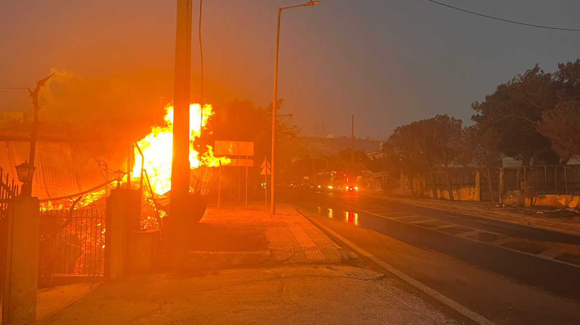 Φωτιά στην Αττική: Ενισχύεται η συνδρομή προς την Ελλάδα με βοήθεια από Σερβία, Ρουμανία και Τουρκία