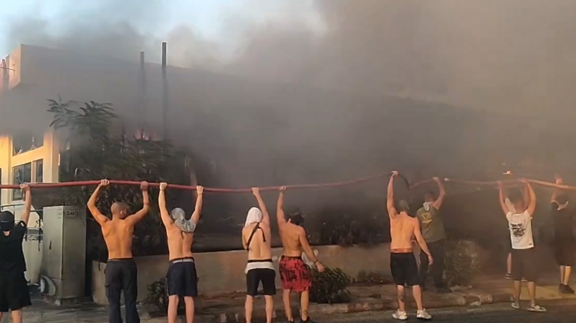 Φωτιά στην Αττική: Αλυσίδα αλληλεγγύης με εθελοντές - Κρατούσαν ψηλά τη μάνικα για να διευκολύνουν την κατάσβεση