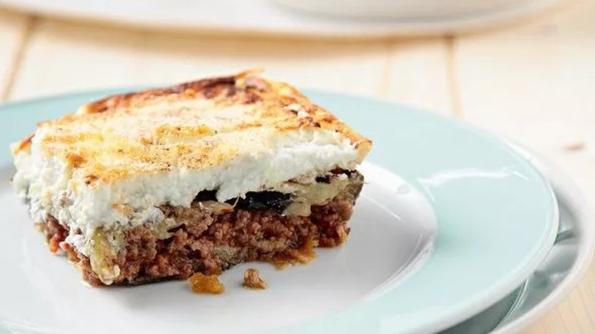 Μουσακάς: Πόσες θερμίδες κρύβει το απόλυτο καλοκαιρινό φαγητό;