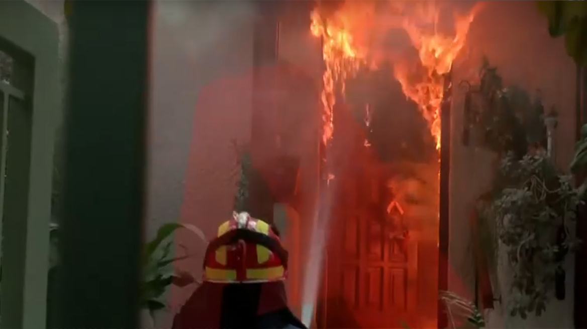 Φωτιά στην Αττική: Πυροσβέστης σώζει μια γυναίκα από τις φλόγες