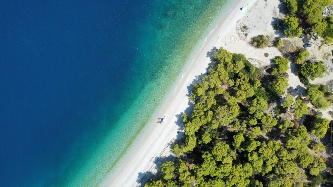 5 παραλίες στην Κορινθία – Πεντακάθαρα νερά και απέραντες αμμουδιές