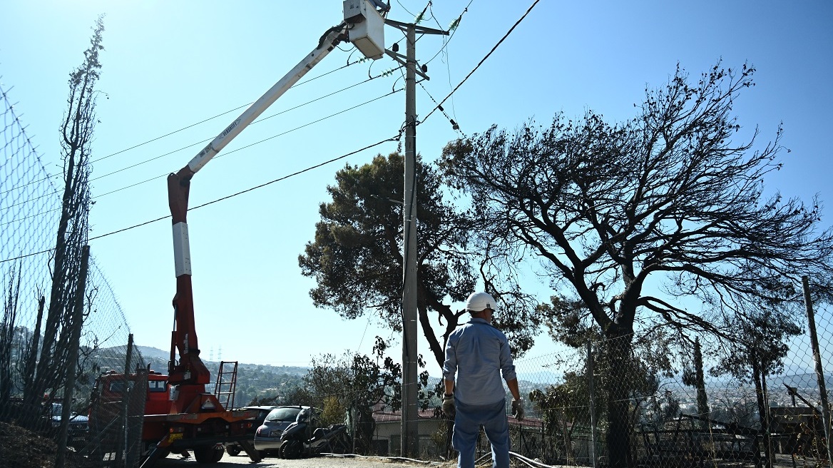 ΔΕΔΔΗΕ: Συνεχίζονται οι εργασίες αποκατάσταση των ζημιών στις πυρόπληκτες περιοχές