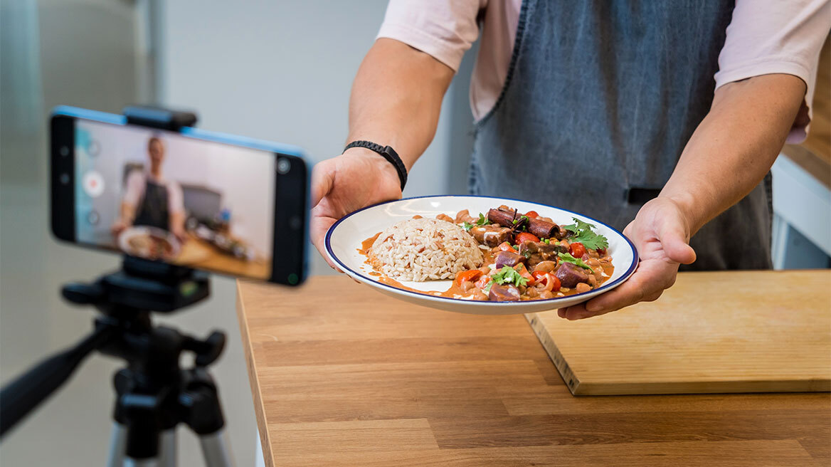 Ινδία: Συνελήφθη Youtuber αφότου μαγείρεψε κάρι με παγώνι