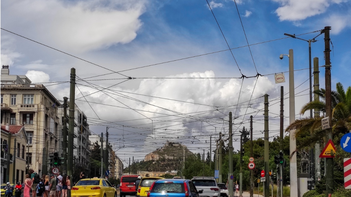 Καιρός: Εξασθένηση των ανέμων σήμερα και πτώση της θερμοκρασίας - Πού θα βρέξει 