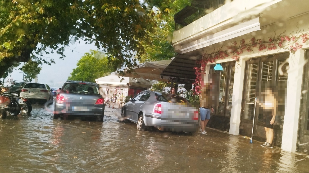 Ιωάννινα: «Άνοιξαν οι ουρανοί» και πλημμύρισαν οι δρόμοι από το ξαφνικό μπουρίνι - Βίντεο και φωτογραφίες