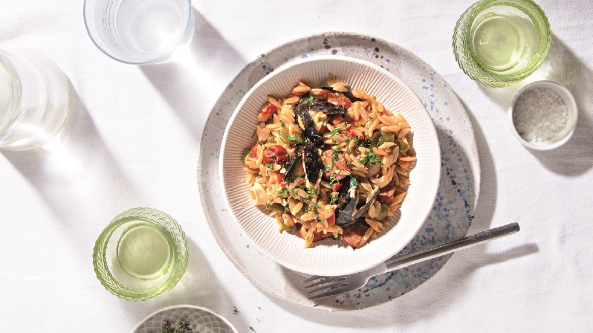 Γιουβετσάκι με θαλασσινά και χωριάτικο λουκάνικο