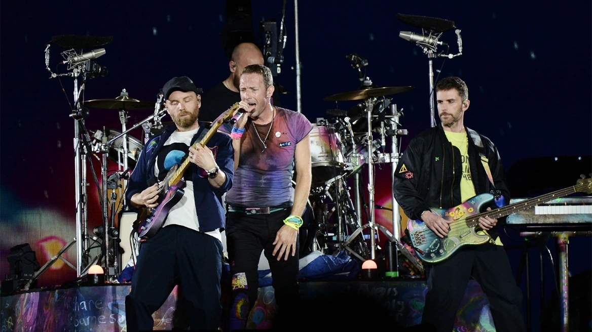 Οι Coldplay επανεκδίδουν άλμπουμ τους σε δίσκους βινυλίου από ανακυκλωμένα πλαστικά μπουκάλια