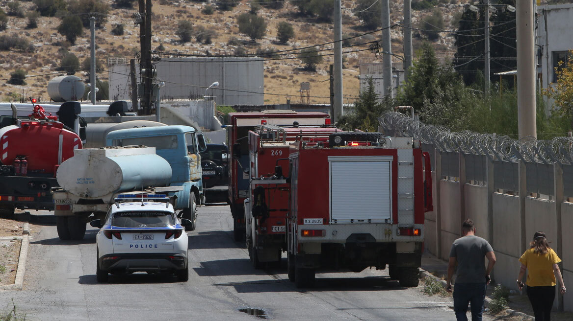 Υπό έλεγχο η φωτιά στο προαύλιο εργοστασίου λιπασμάτων στον Ασπρόπυργο - 3 πυροσβέστες με αναπνευστικά στο «Αττικόν»