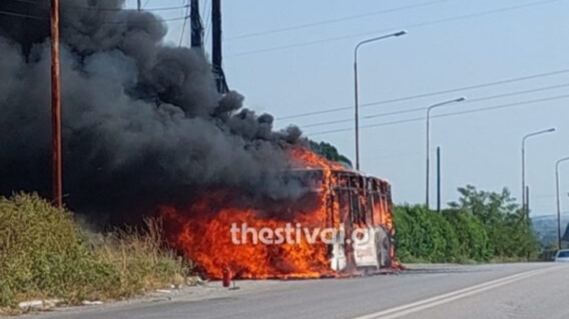 Θεσσαλονίκη: Λεωφορείο τυλίχθηκε στις φλόγες - Βίντεο και φωτογραφίες