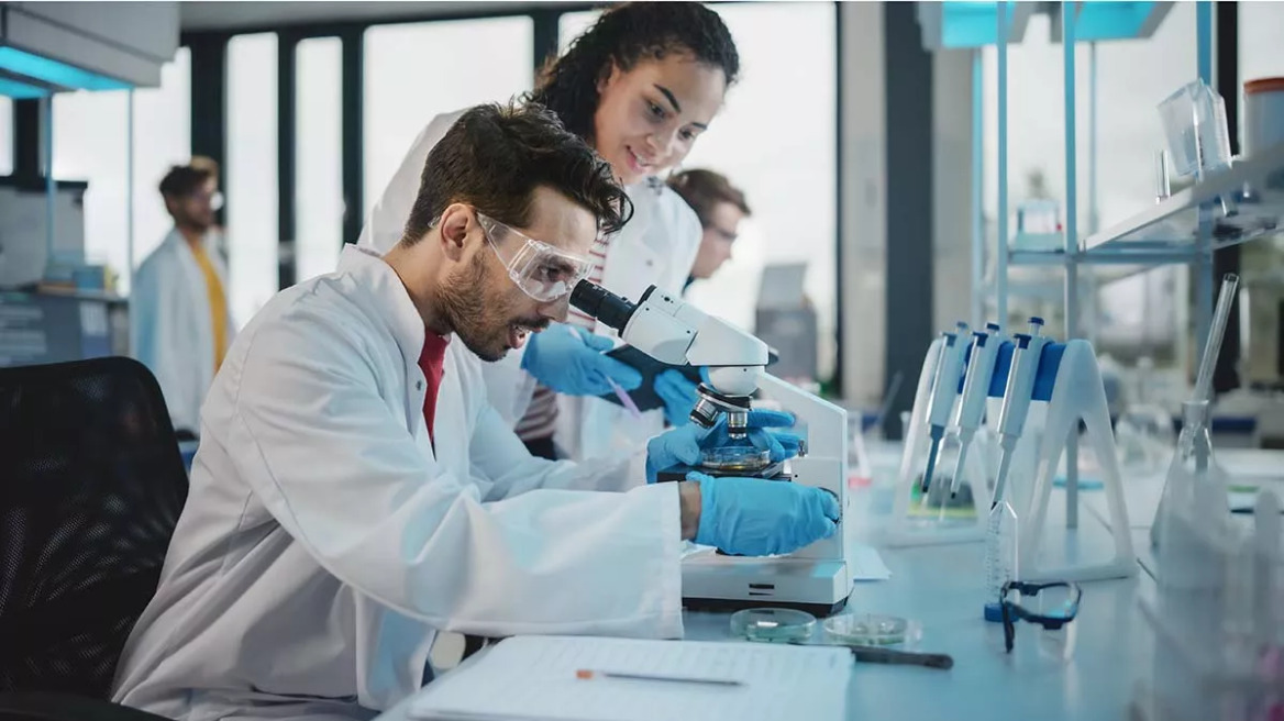 Ο Έλληνας επιστήμονας που δώρισε 400 εκατ. δολάρια στο Πανεπιστήμιο Columbia – Το αποτύπωμά του στη φαρμακοβιομηχανία