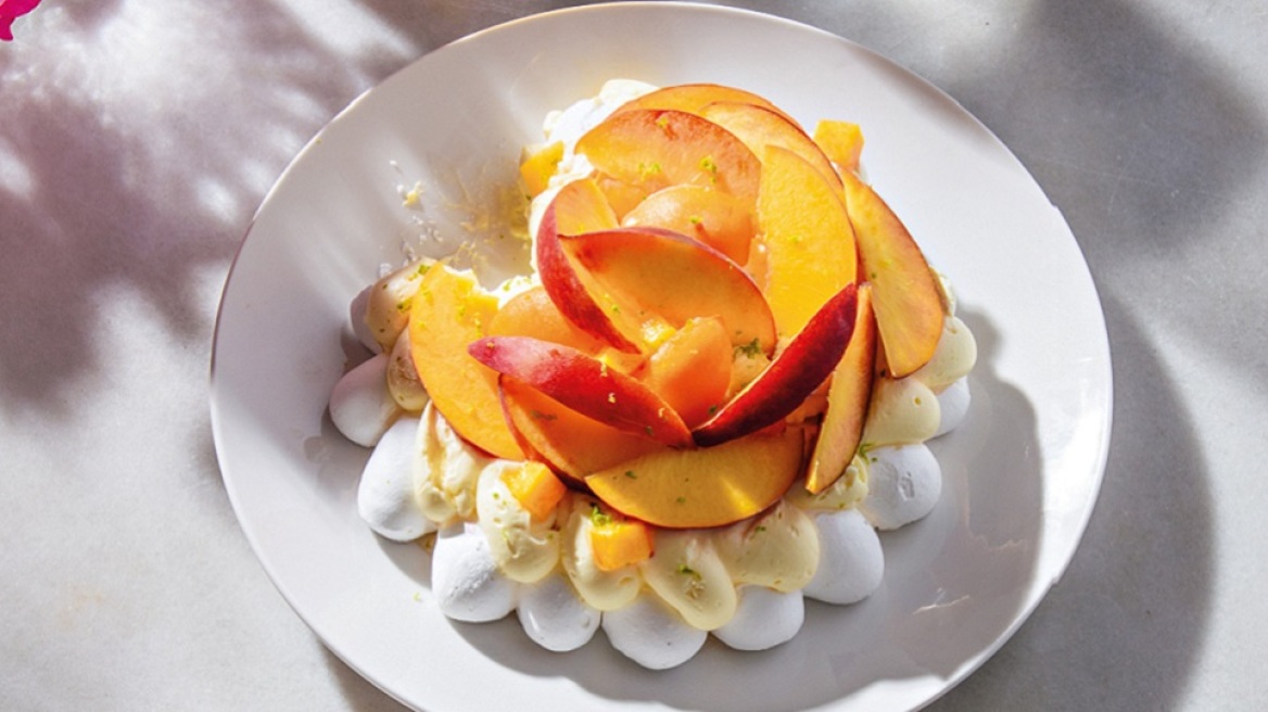 Πάβλοβα με φρούτα εποχής