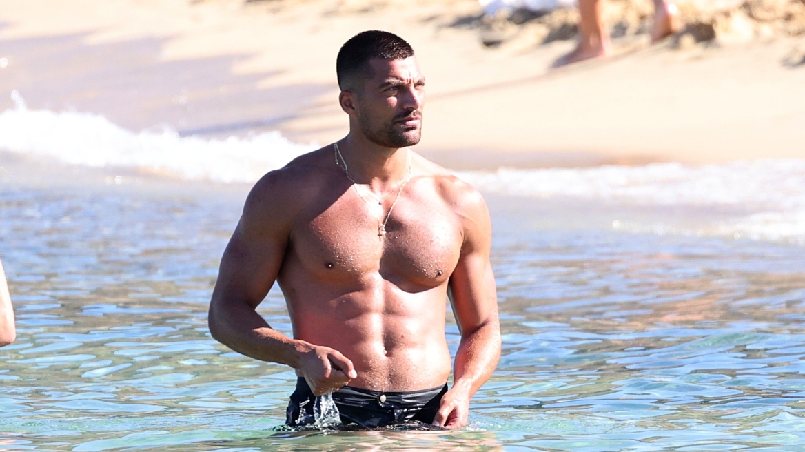 Simone Susinna: Νέες φωτογραφίες από τις διακοπές του στη Μύκονο