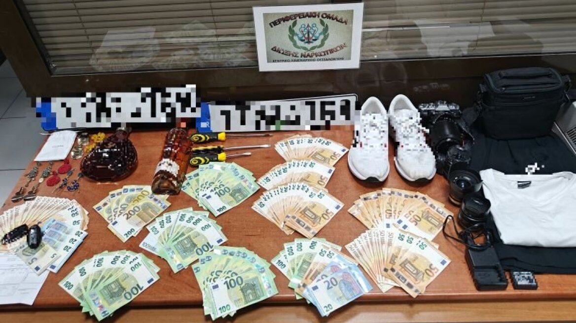 Θεσσαλονίκη: Τους άνοιξε το αυτοκίνητο και τους άρπαξε €12.000 - Συνελήφθη λίγη ώρα αργότερα