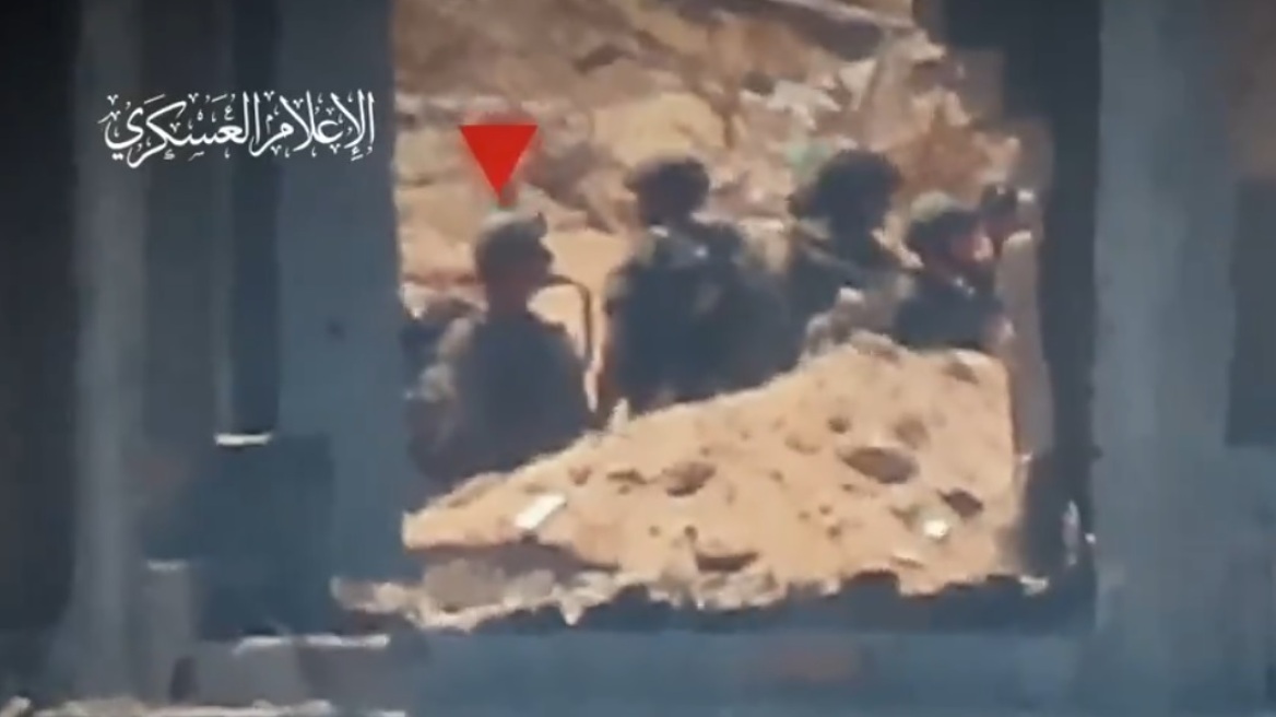 Ανατριχιαστικές εικόνες: Η Χαμάς δημοσίευσε βίντεο με ελεύθερο σκοπευτή να πυροβολεί Ισραηλινό στρατιώτη