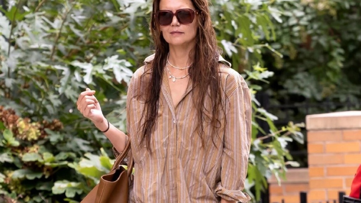 Η Kέιτι Χολμς συνδυάζει παντελόνι φόρμας με crab σανδάλια