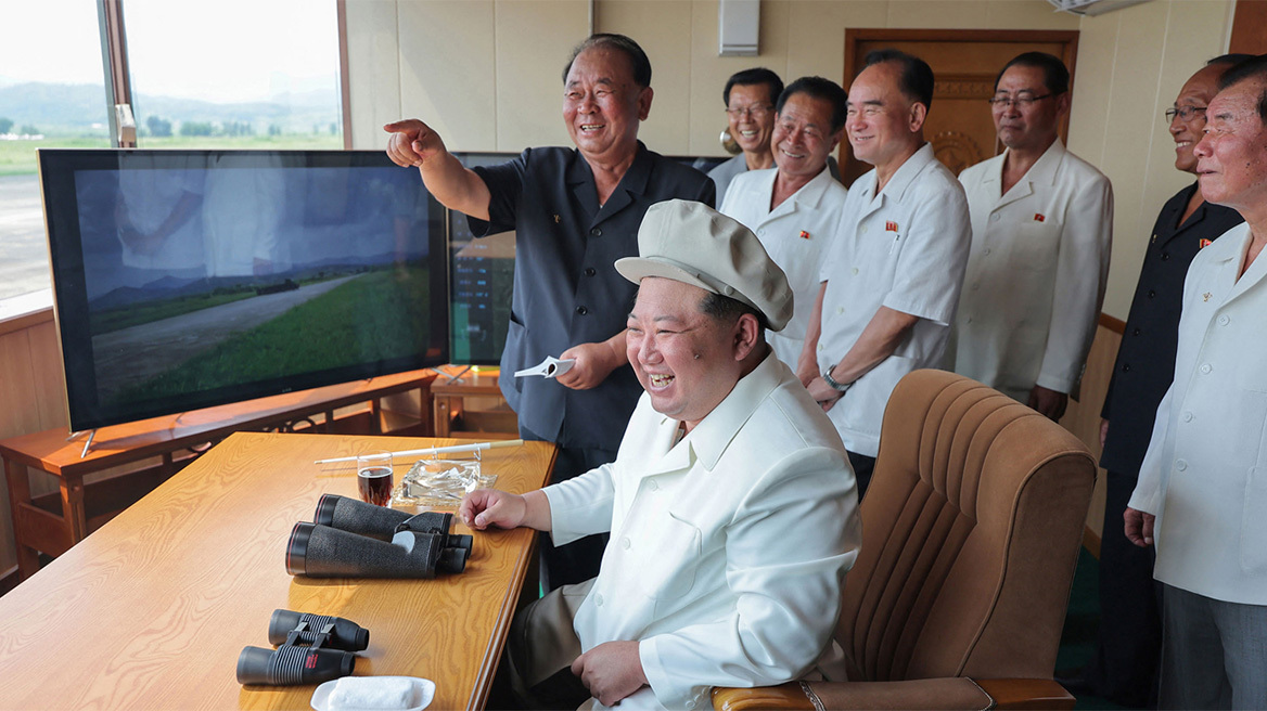 Κιμ Γιόνγκ Ουν: Με χαμόγελο παρακολούθησε τις δοκιμές των λεγόμενων «μη επανδρωμένων αεροσκαφών αυτοκτονίας»