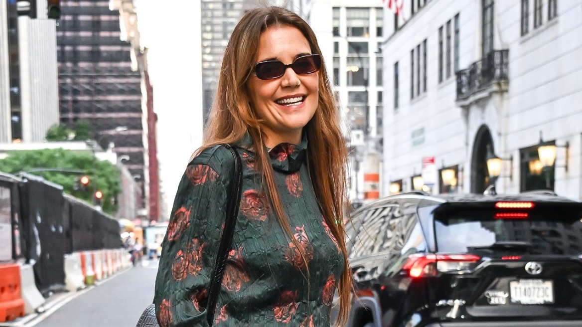 Πώς να φορέσετε balloon τζιν με mules σύμφωνα με την Κέιτι Χολμς