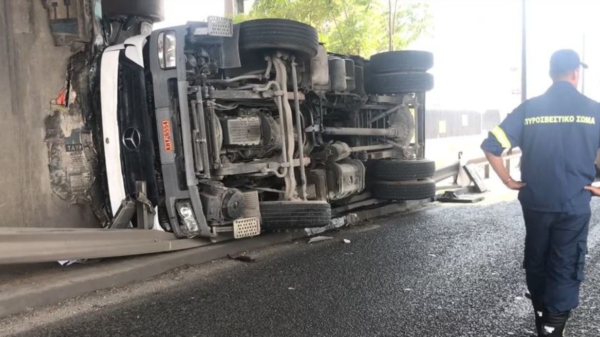 Κηφισός: Μποτιλιάρισμα από ανατροπή φορτηγού, live η κίνηση - Δείτε βίντεο