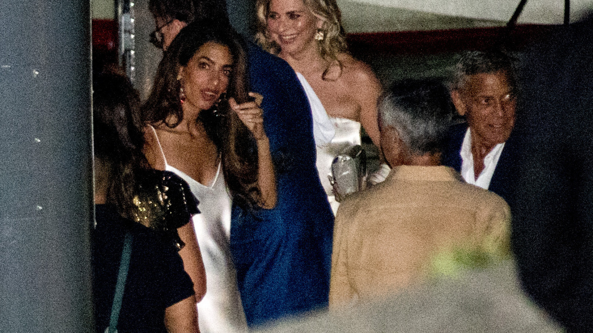 H Αμάλ Κλούνεϊ με λευκό slip dress στη λίμνη Κόμο