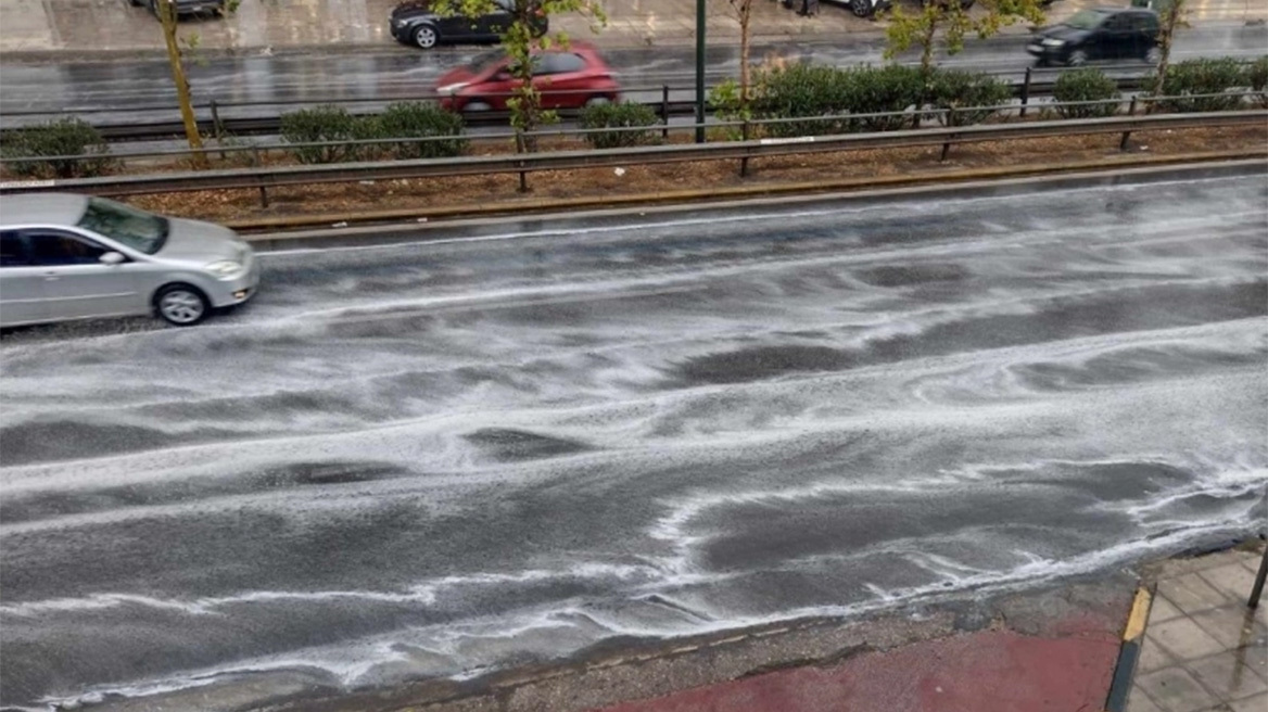 Η εξήγηση για τους... «αφρούς» που εμφανίζονται στους δρόμους στα πρωτοβρόχια
