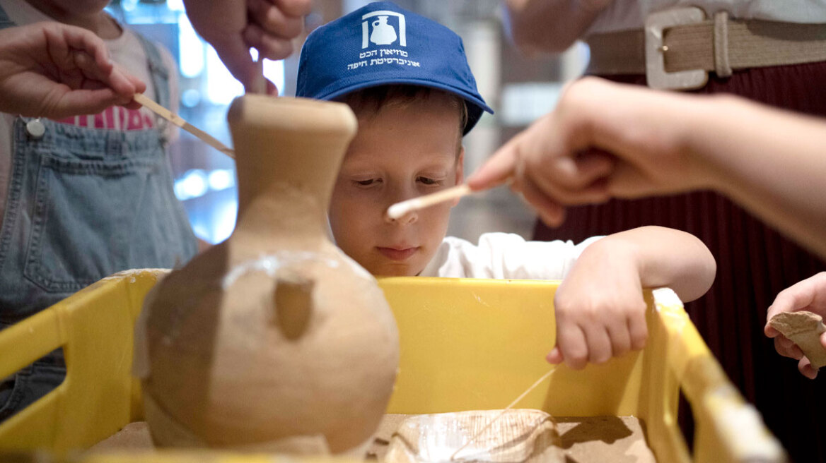 Τι γίνεται αν σπάσεις κατά λάθος ένα πανάρχαιο βάζο 3.500 ετών;