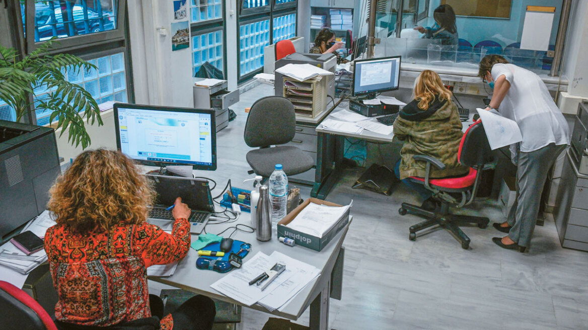 Έρχεται μπόνους δύο μισθών σε 30.000 υπαλλήλους Δημοσίου και ΟΤΑ