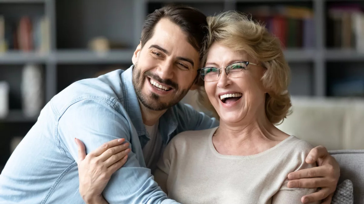 Απώλεια μνήμης: Πώς ο «Σκαθαροζούμης» βοηθά τα άτομα με άνοια – Ο ρόλος των νοσταλγικών ταινιών στις νευροεπιστήμες