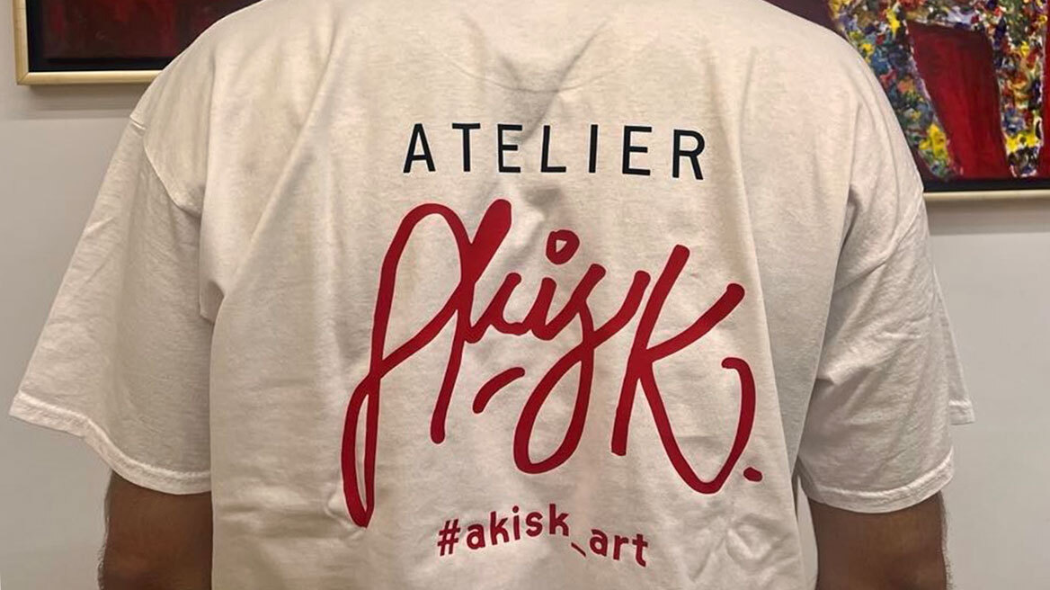 Ένας νεαρός καλλιτέχνης ζωγραφίζει για την παγκόσμια ειρήνη 