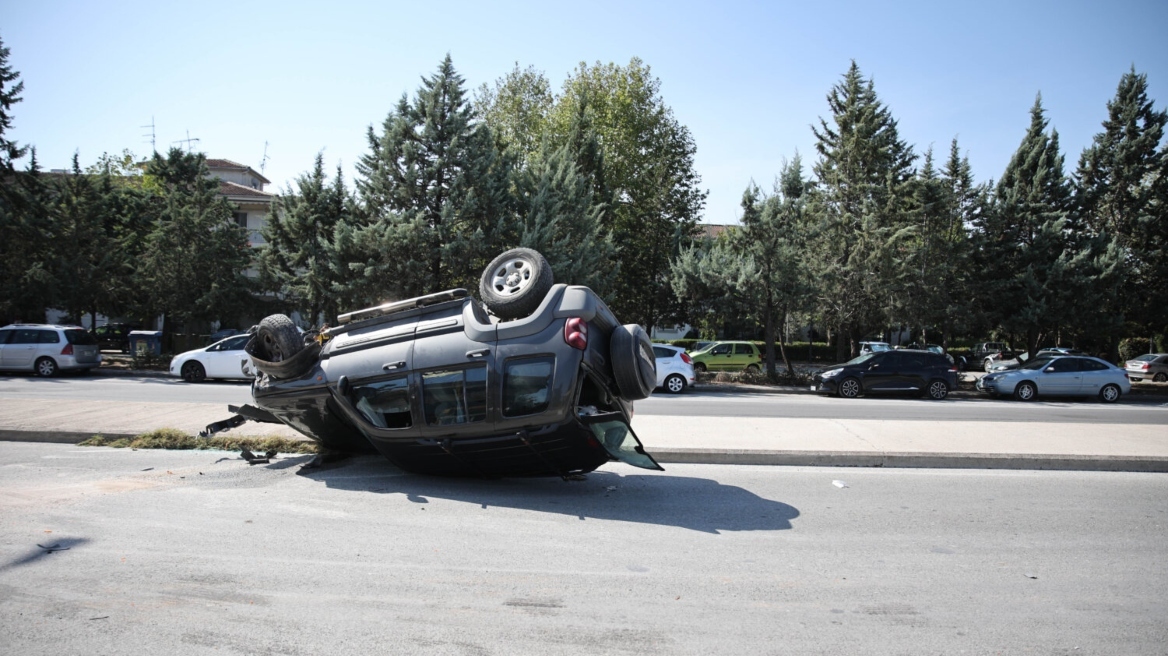 Λάρισα: Αυτοκίνητο αναποδογύρισε στο δρόμο - Ελαφρά τραυματισμένος ο οδηγός - Φωτογραφίες