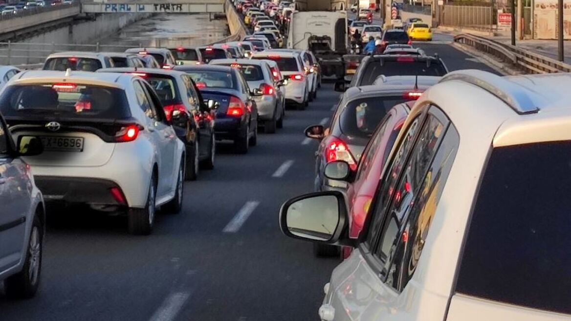 Μποτιλιάρισμα στη λεωφόρο Κηφισού - Συγκρούσεις οχημάτων και στα δύο ρεύματα