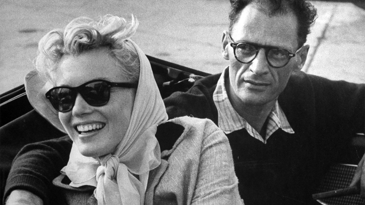 Τα μεταξωτά μαντήλια είναι πάλι μόδα και ξυπνούν μνήμες ρετρό Χόλιγουντ