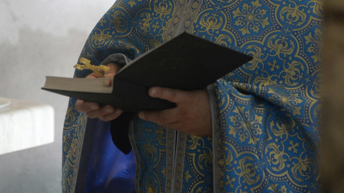 Χανιά: Ιερέας κατηγορείται ότι κακοποιούσε επί 50 χρόνια τη σύζυγο και τα παιδιά του - Ημερολόγιο βασανιστηρίων κρατούσε η γυναίκα