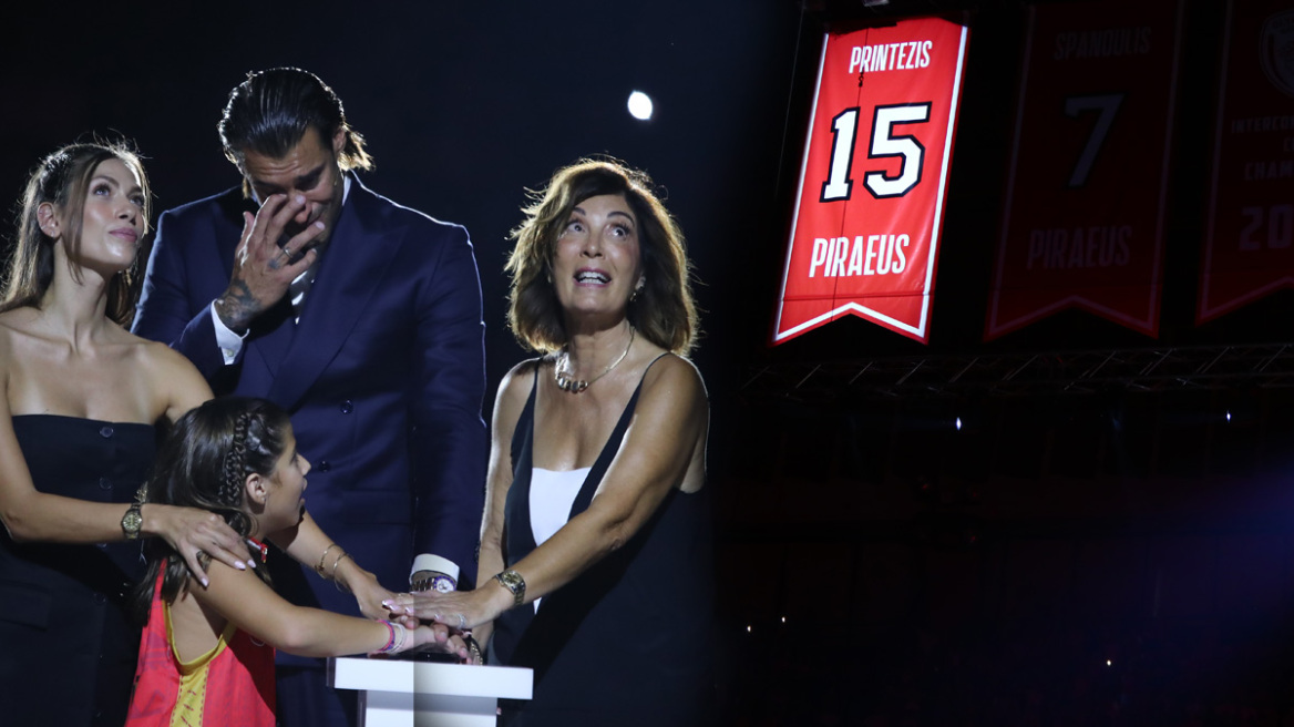 Πρίντεζης: Στην οροφή του ΣΕΦ η φανέλα του Ολυμπιακού με το Νο15 - Βίντεο, φωτογραφίες 