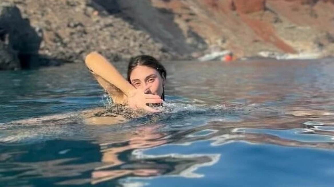 Η Ευαγγελία Πλατανιώτη εντυπωσιάζει με τη χορογραφία της στα καταγάλανα νερά της Σαντορίνης