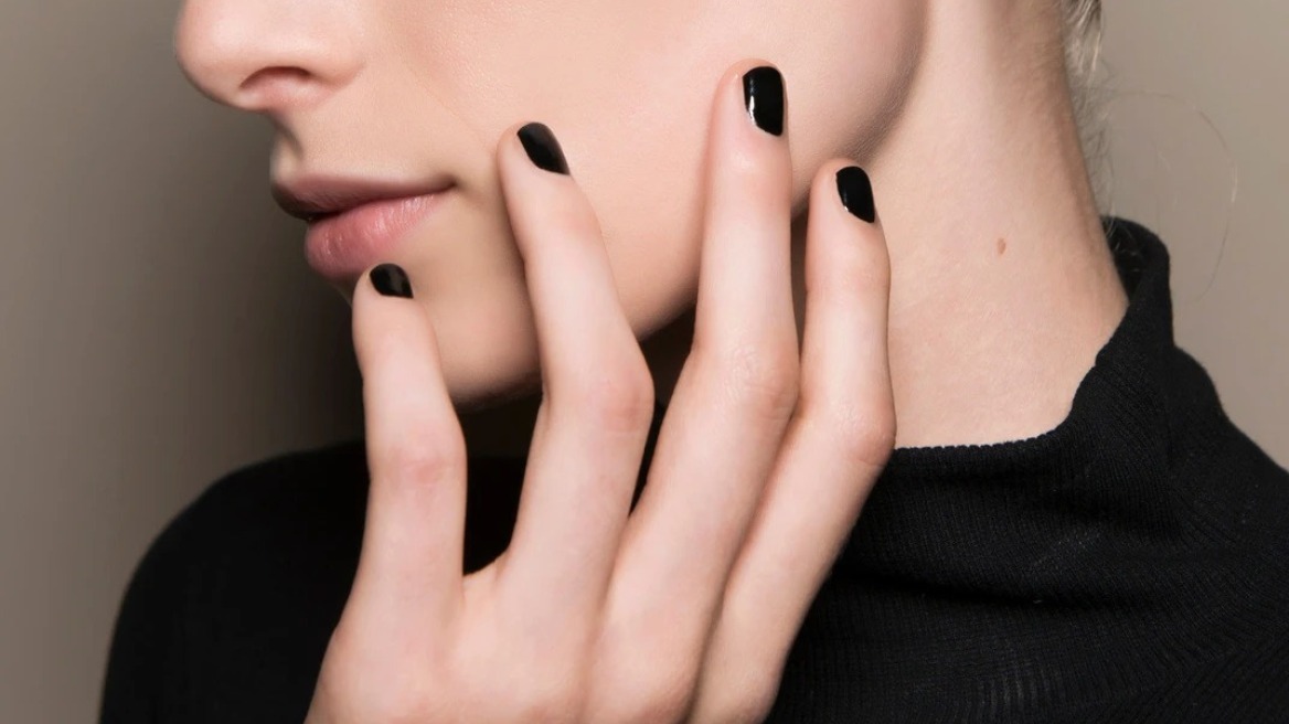 Η τάση που θα επιλέγετε ξανά και ξανά για το μανικιούρ σας τους επόμενους μήνες