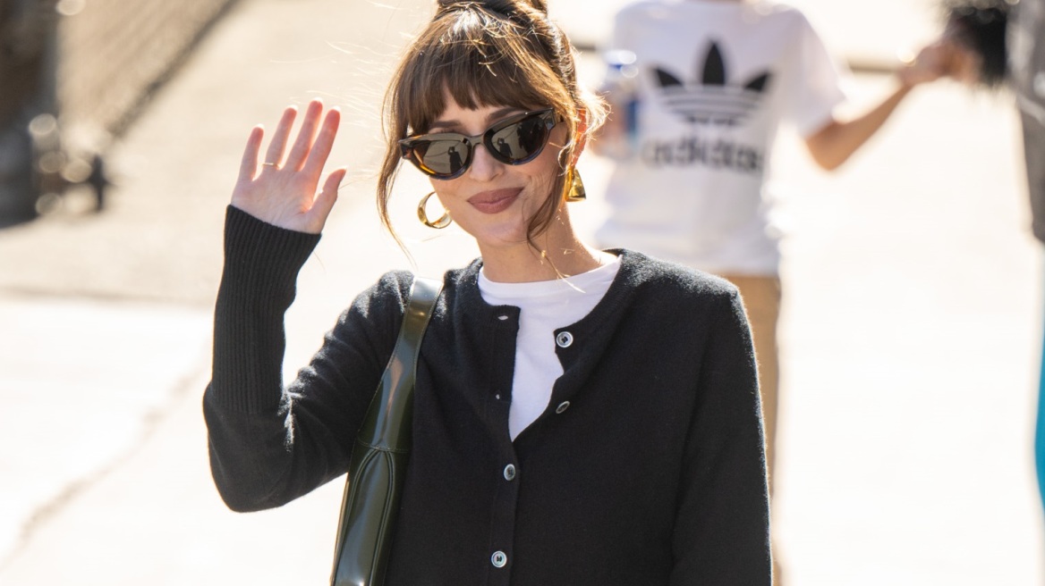 Πώς να φορέσετε baggy jeans με slingback γόβες σύμφωνα με την Ντακότα Τζόνσον