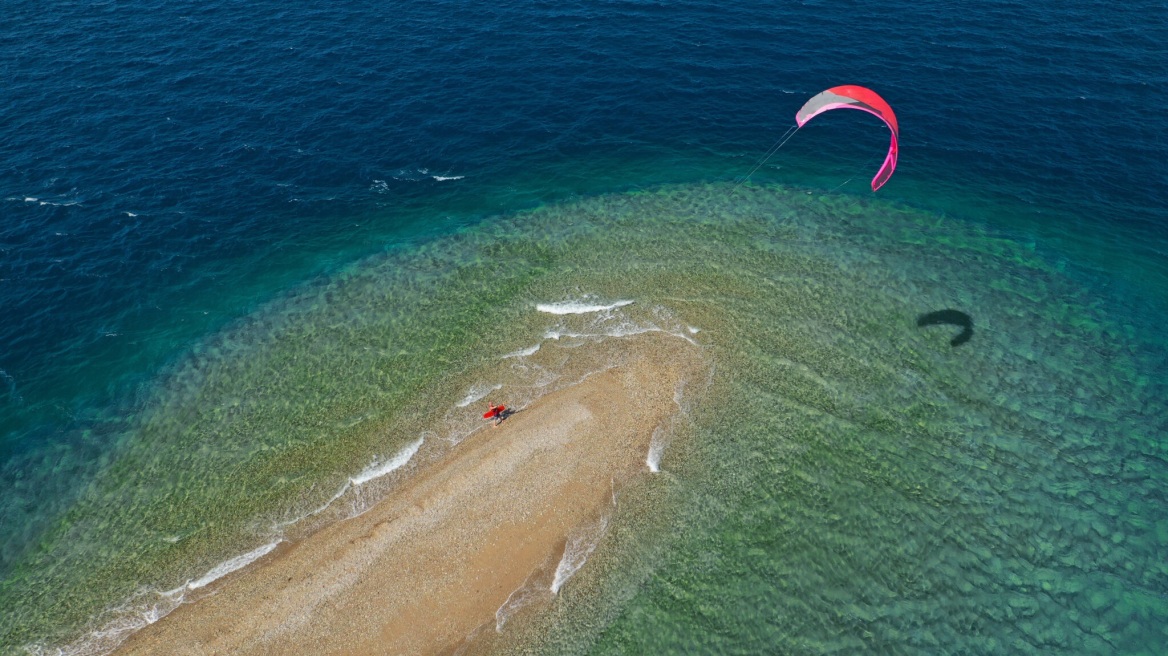 Αχαΐα: Ο παράδεισος των σέρφερ, μια μαγευτική λίμνη, μια παραλία πλάι σε ένα σπάνιο δάσος 
